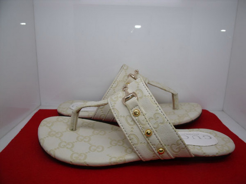 Gucci Slippers Woman--040